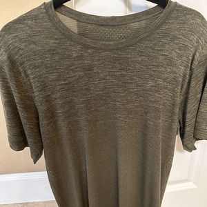 Lululemon metal vent tech M